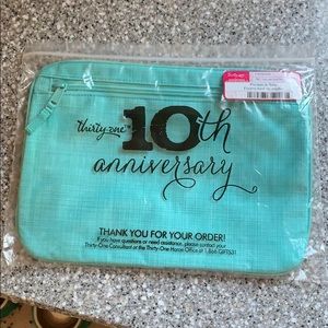 Thirty - One Pocket A Tote